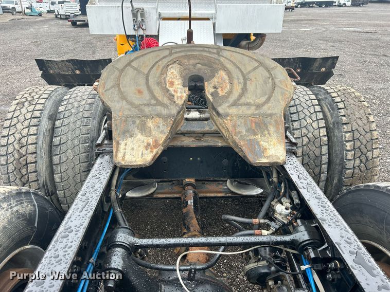 image for item OI9515 2001 Freightliner  FLD semi truck