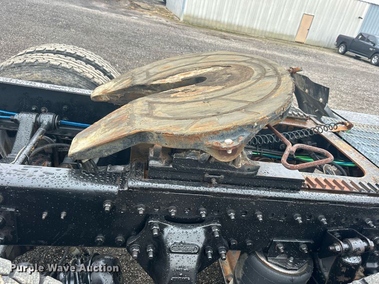 image for item OI9515 2001 Freightliner  FLD semi truck