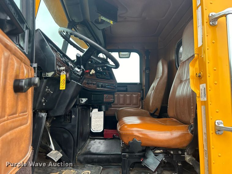 image for item OI9515 2001 Freightliner  FLD semi truck