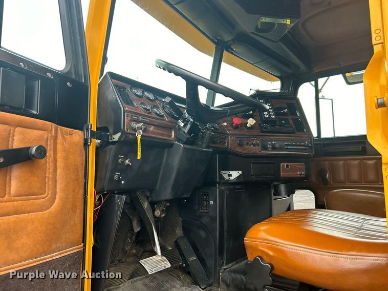 image for item OI9515 2001 Freightliner  FLD semi truck