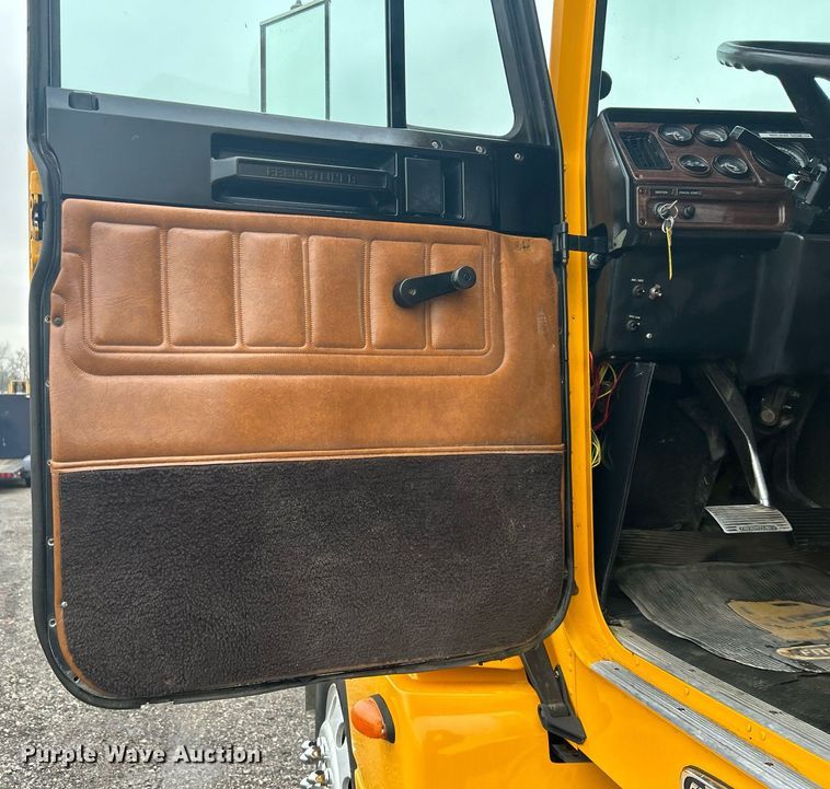 image for item OI9515 2001 Freightliner  FLD semi truck