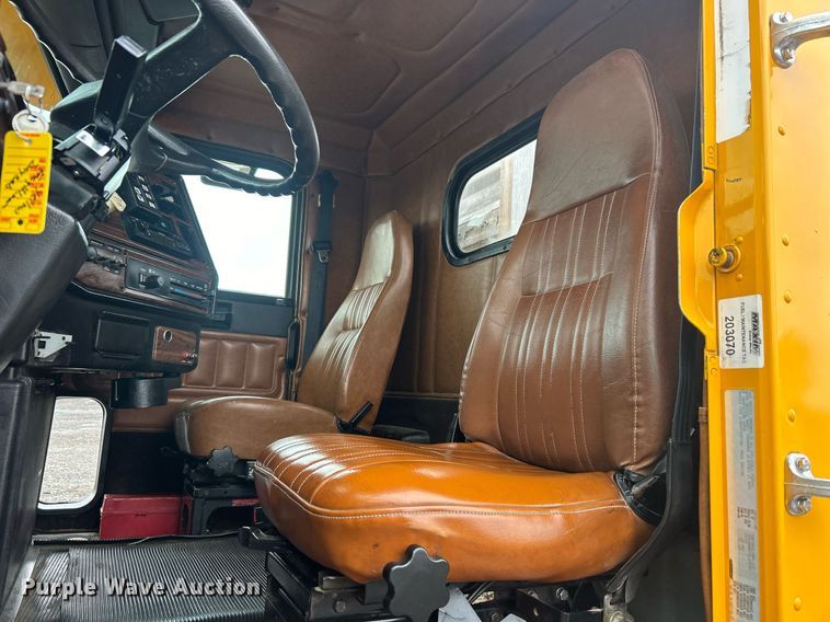 image for item OI9515 2001 Freightliner  FLD semi truck