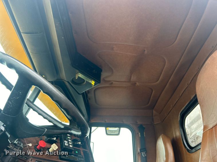 image for item OI9515 2001 Freightliner  FLD semi truck