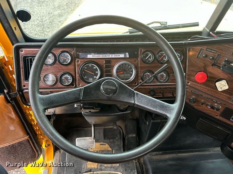 image for item OI9515 2001 Freightliner  FLD semi truck