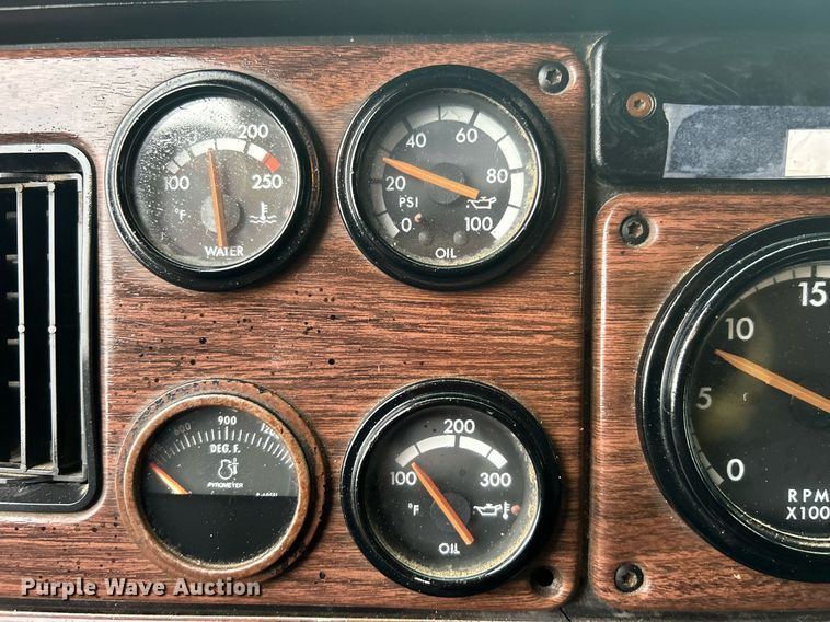 image for item OI9515 2001 Freightliner  FLD semi truck