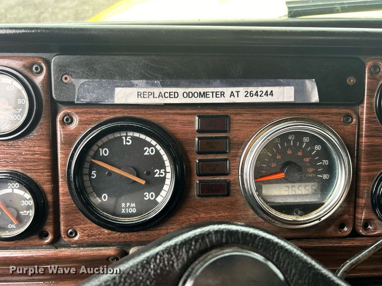 image for item OI9515 2001 Freightliner  FLD semi truck