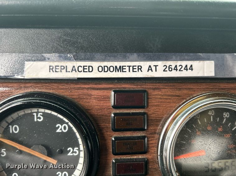 image for item OI9515 2001 Freightliner  FLD semi truck