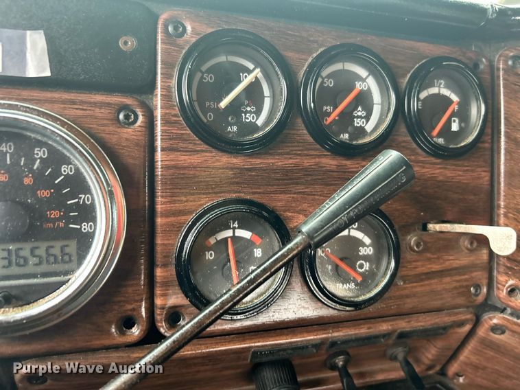 image for item OI9515 2001 Freightliner  FLD semi truck