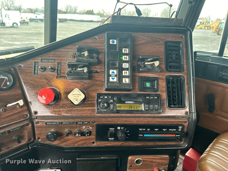 image for item OI9515 2001 Freightliner  FLD semi truck