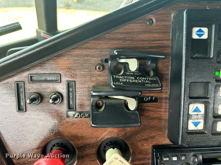 image for item OI9515 2001 Freightliner  FLD semi truck