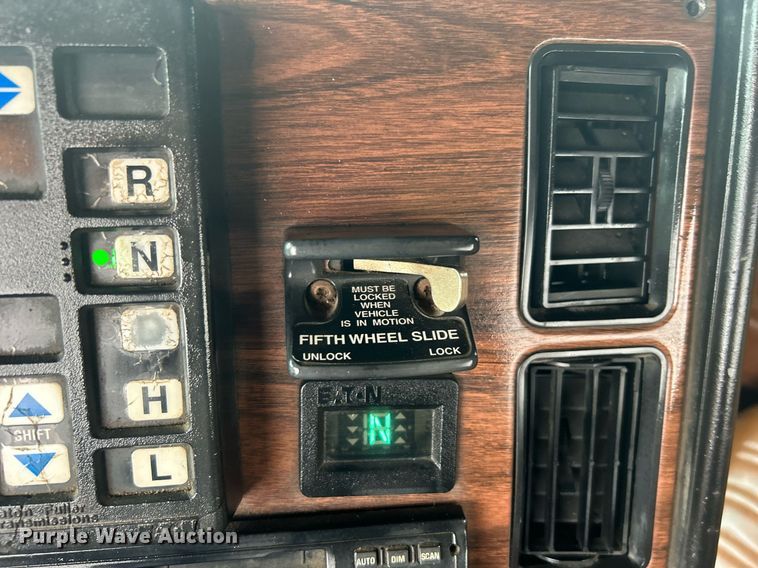 image for item OI9515 2001 Freightliner  FLD semi truck