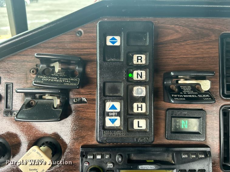 image for item OI9515 2001 Freightliner  FLD semi truck