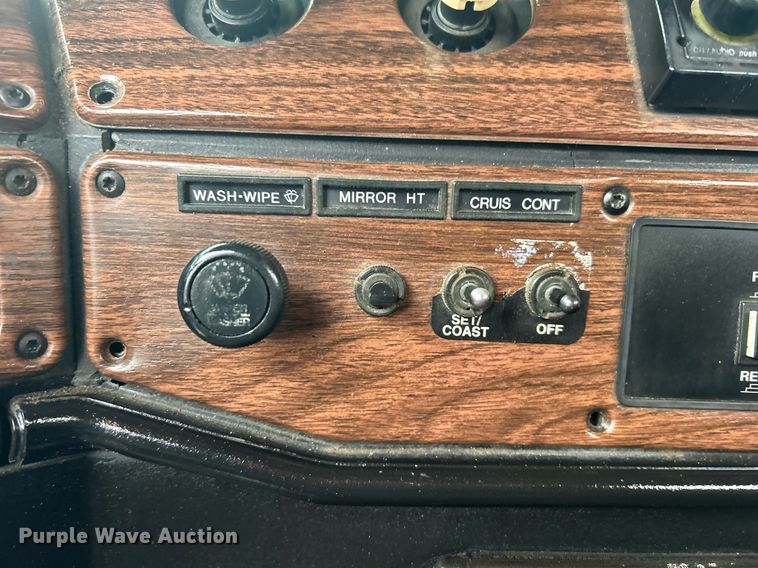 image for item OI9515 2001 Freightliner  FLD semi truck