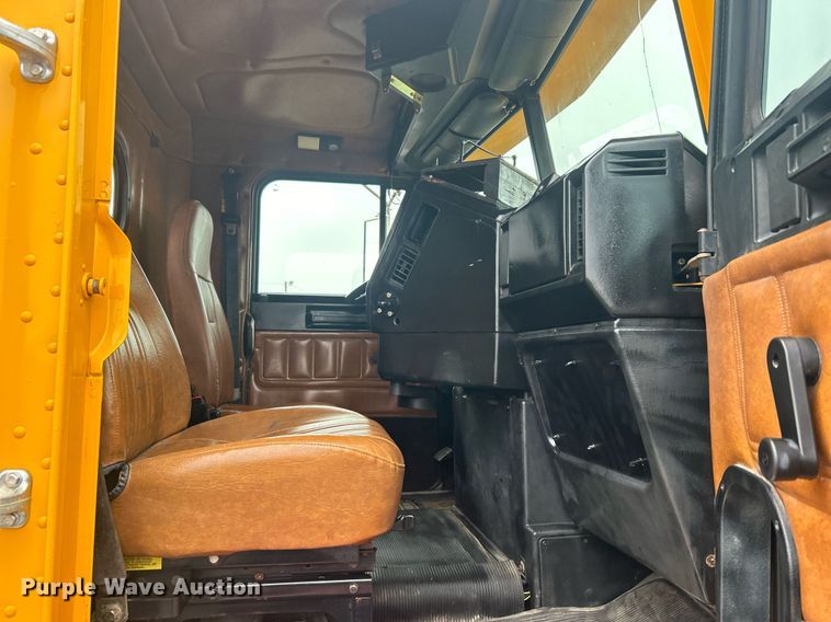 image for item OI9515 2001 Freightliner  FLD semi truck