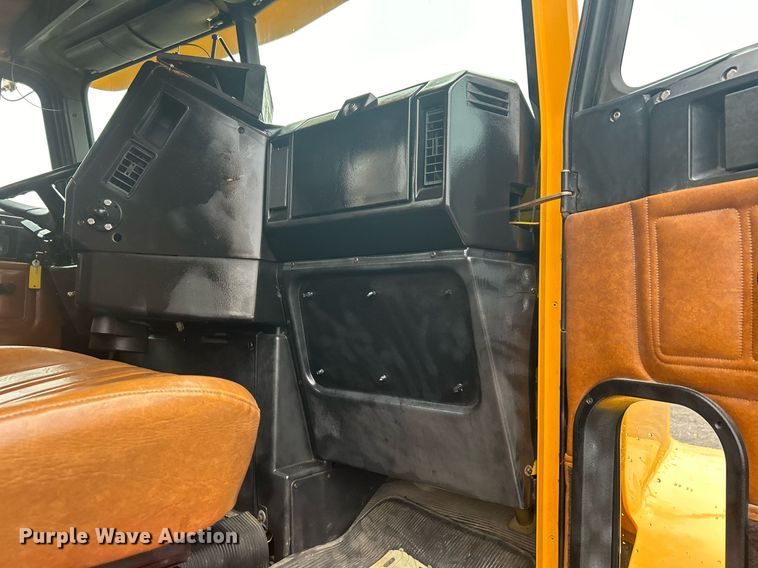 image for item OI9515 2001 Freightliner  FLD semi truck