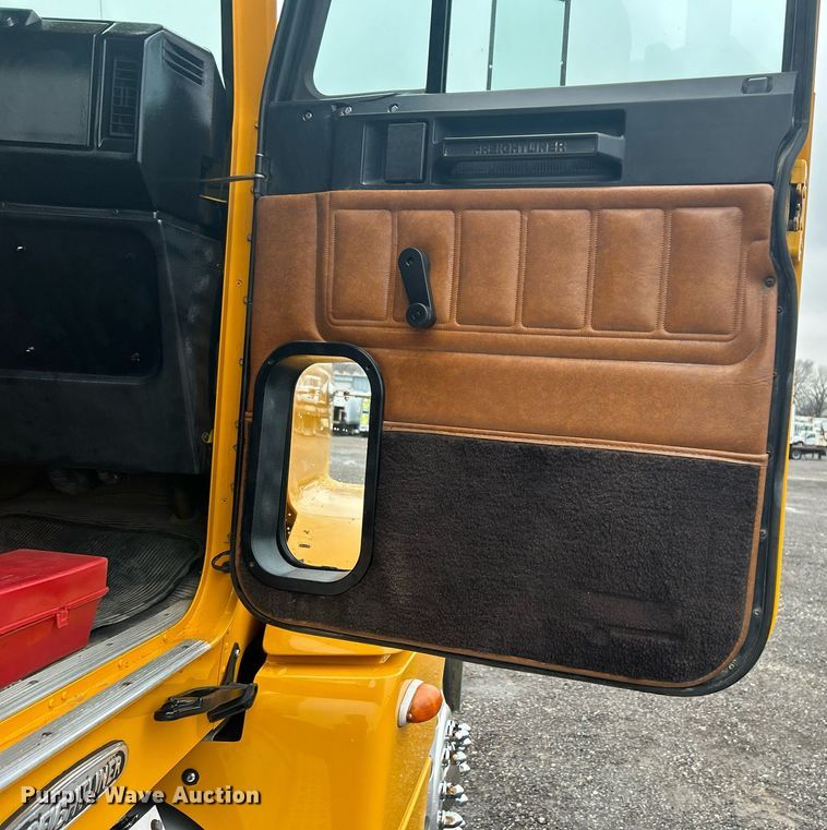 image for item OI9515 2001 Freightliner  FLD semi truck