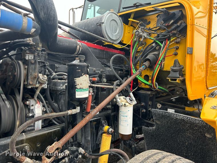 image for item OI9515 2001 Freightliner  FLD semi truck