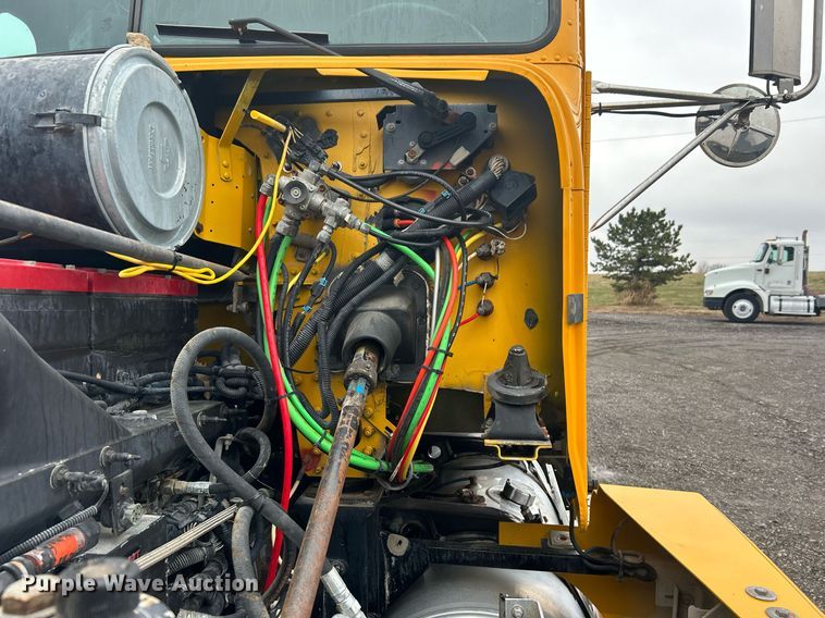 image for item OI9515 2001 Freightliner  FLD semi truck