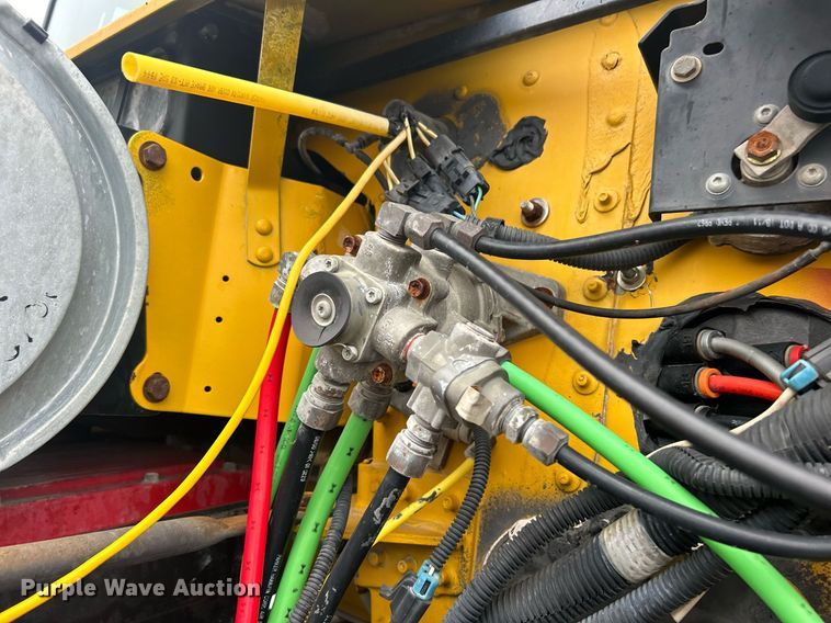 image for item OI9515 2001 Freightliner  FLD semi truck