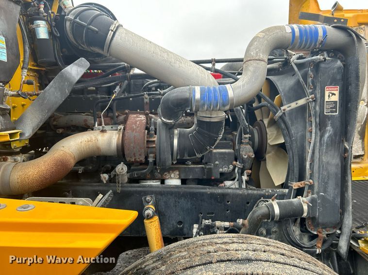 image for item OI9515 2001 Freightliner  FLD semi truck