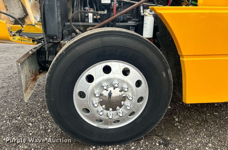 image for item OI9515 2001 Freightliner  FLD semi truck