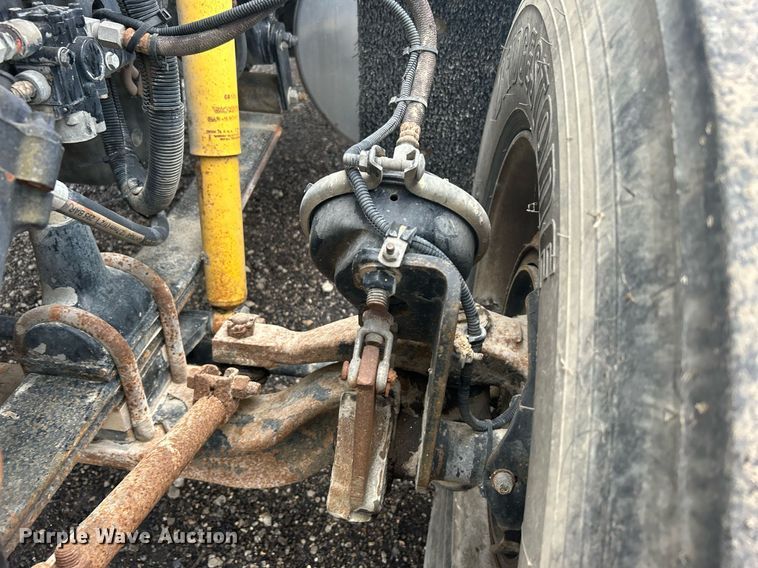 image for item OI9515 2001 Freightliner  FLD semi truck