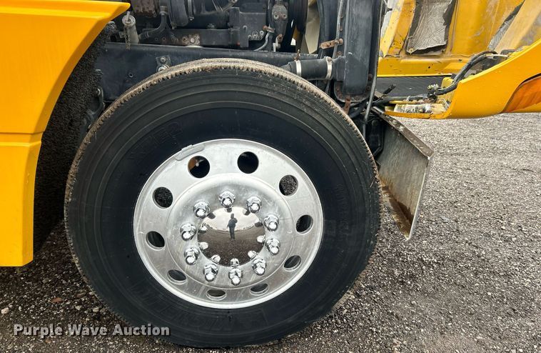 image for item OI9515 2001 Freightliner  FLD semi truck