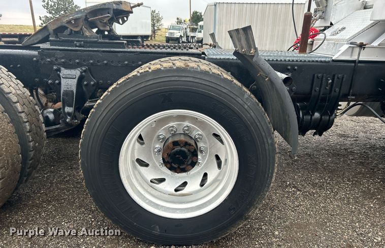 image for item OI9515 2001 Freightliner  FLD semi truck