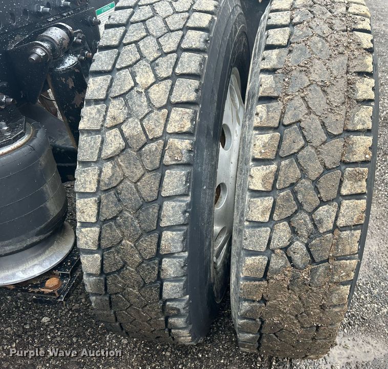 image for item OI9515 2001 Freightliner  FLD semi truck