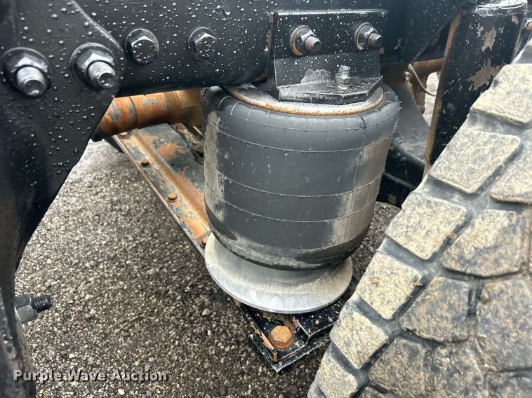 image for item OI9515 2001 Freightliner  FLD semi truck