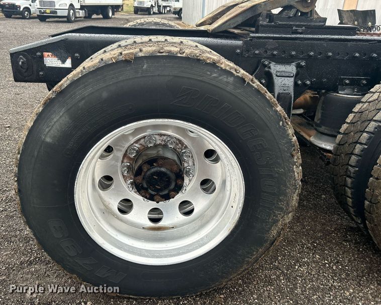 image for item OI9515 2001 Freightliner  FLD semi truck