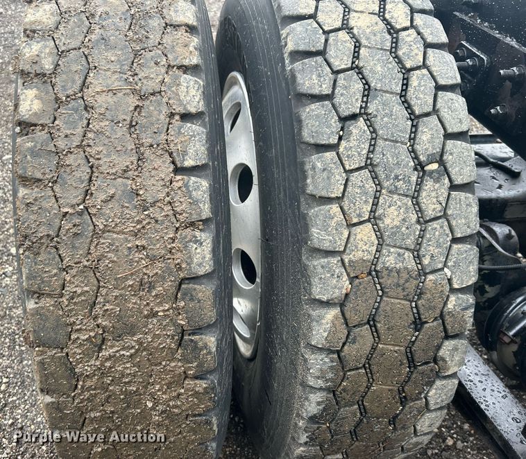 image for item OI9515 2001 Freightliner  FLD semi truck