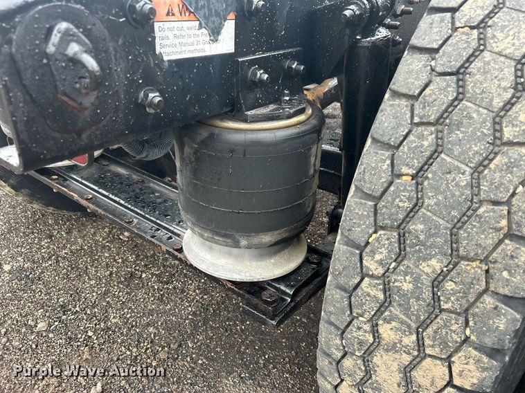 image for item OI9515 2001 Freightliner  FLD semi truck