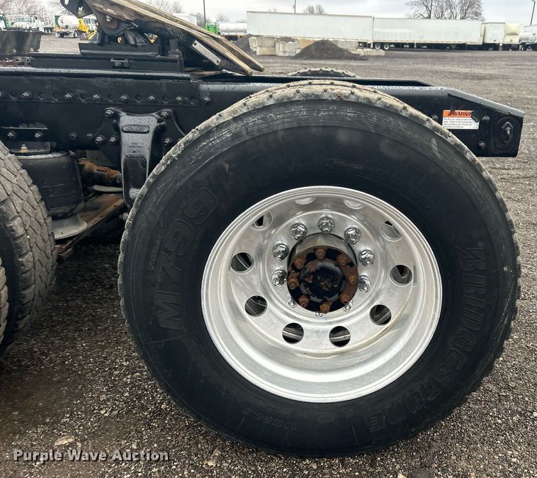 image for item OI9515 2001 Freightliner  FLD semi truck