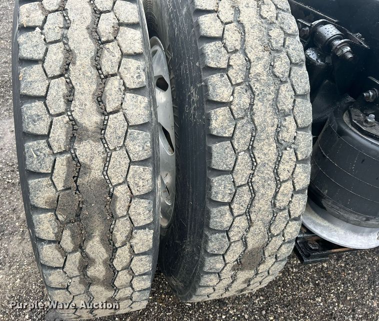 image for item OI9515 2001 Freightliner  FLD semi truck