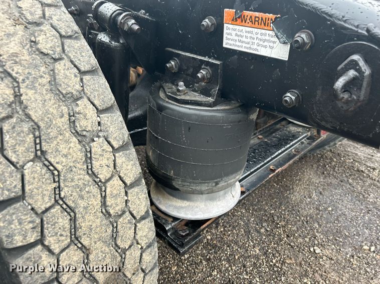 image for item OI9515 2001 Freightliner  FLD semi truck