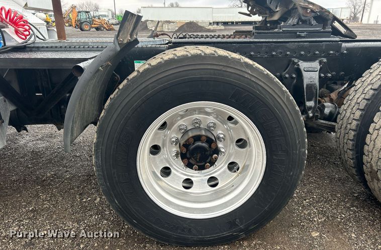 image for item OI9515 2001 Freightliner  FLD semi truck