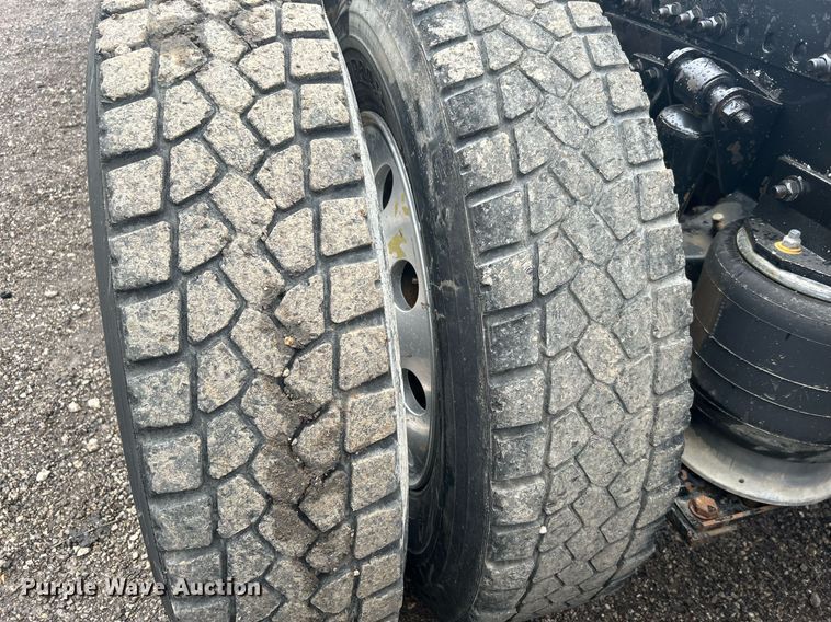 image for item OI9515 2001 Freightliner  FLD semi truck