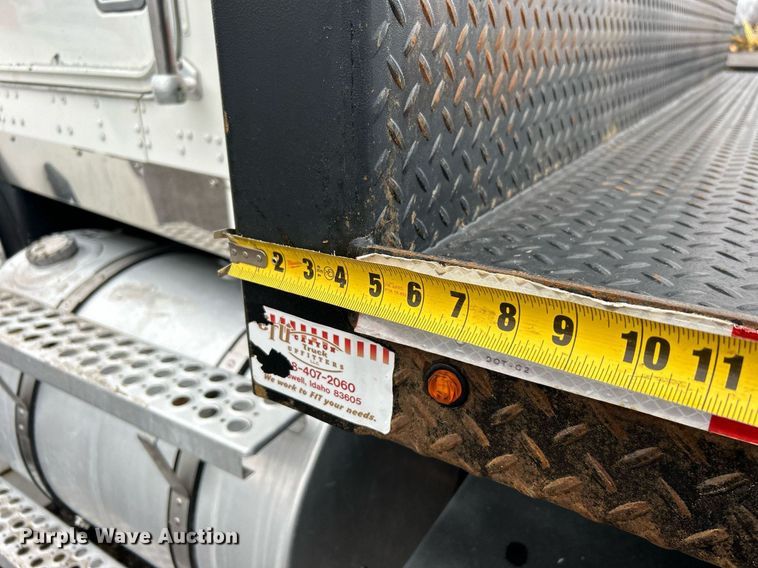 image for item OI9520 1997 Kenworth flatbed truck