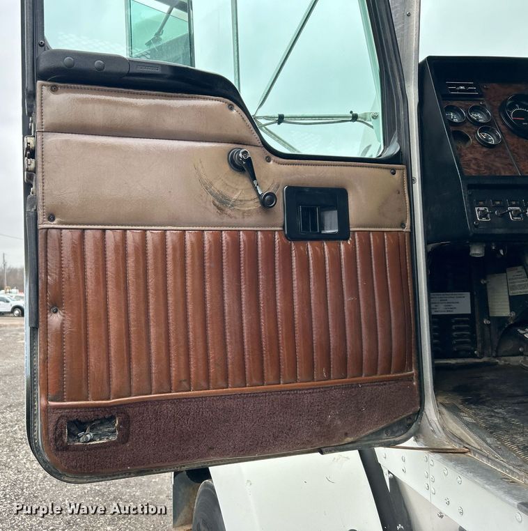 image for item OI9520 1997 Kenworth flatbed truck