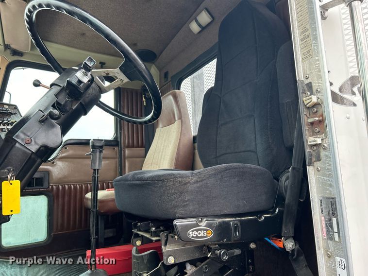 image for item OI9520 1997 Kenworth flatbed truck