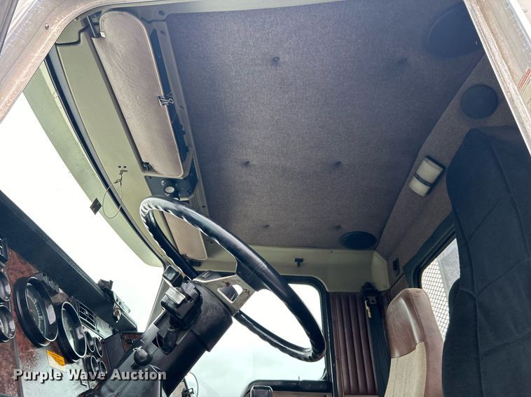 image for item OI9520 1997 Kenworth flatbed truck