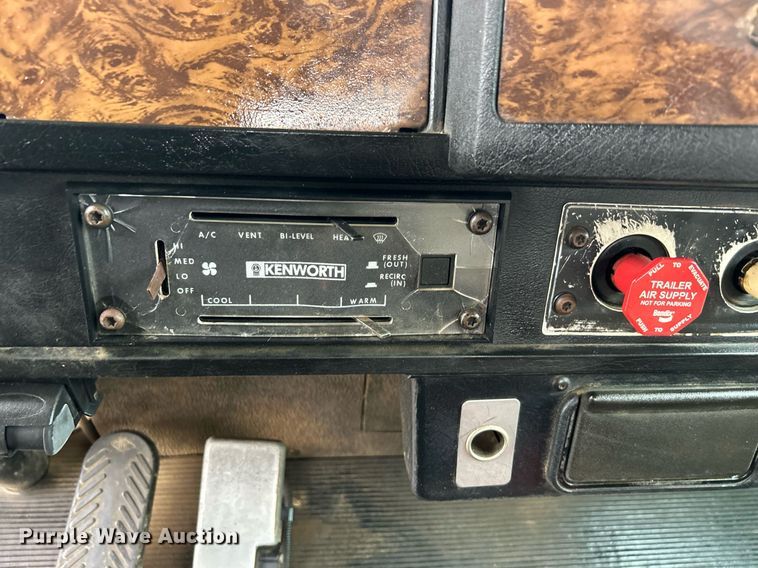 image for item OI9520 1997 Kenworth flatbed truck