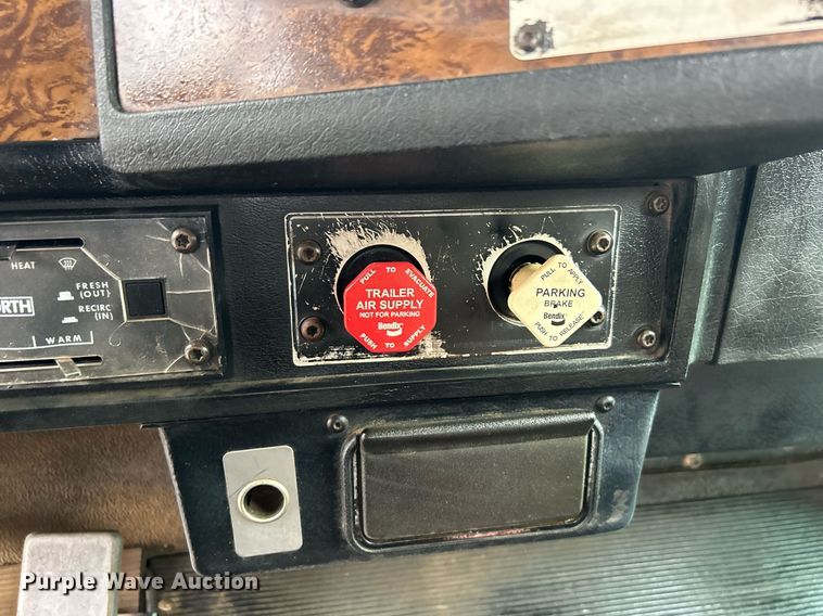 image for item OI9520 1997 Kenworth flatbed truck