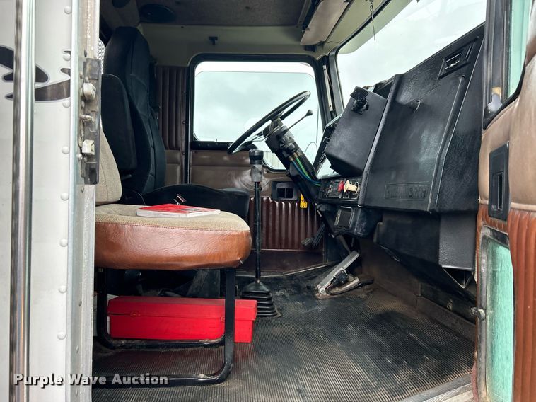 image for item OI9520 1997 Kenworth flatbed truck