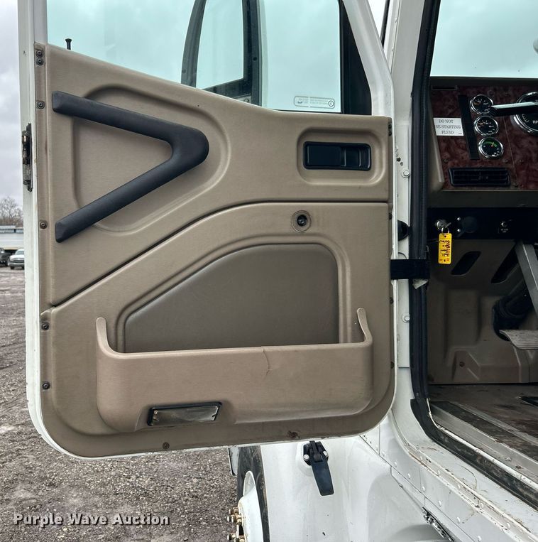 image for item OI9576 2006 International  9400i semi truck