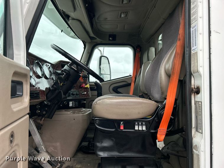 image for item OI9576 2006 International  9400i semi truck