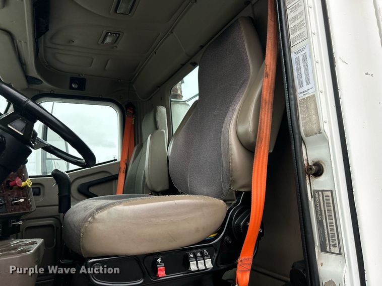 image for item OI9576 2006 International  9400i semi truck