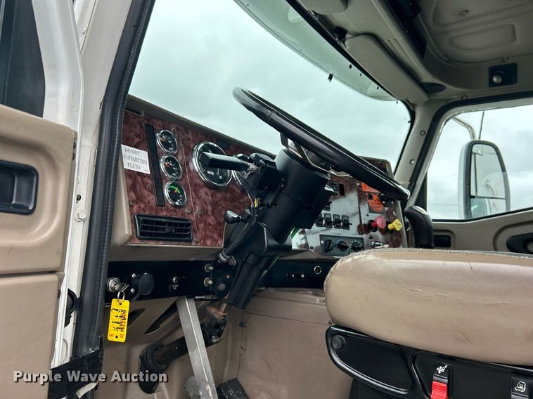 image for item OI9576 2006 International  9400i semi truck