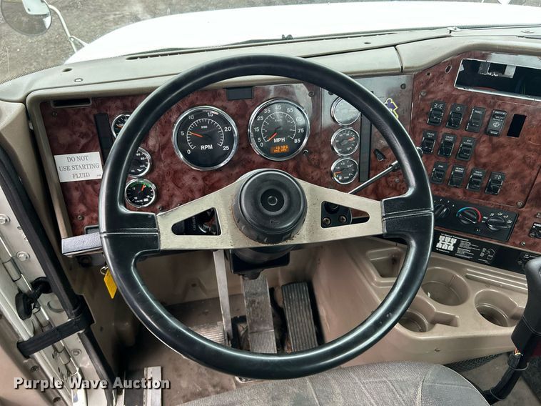 image for item OI9576 2006 International  9400i semi truck